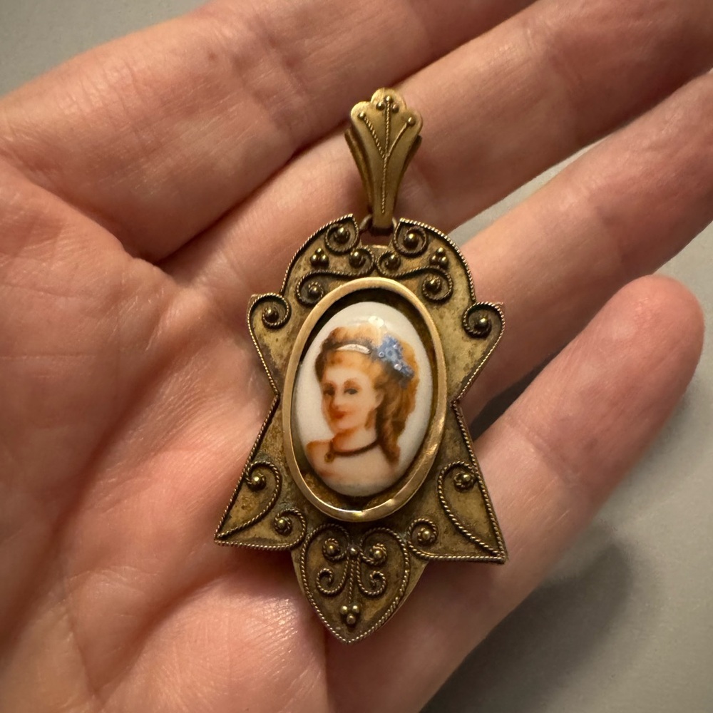 Vintage Gold Cameo locket